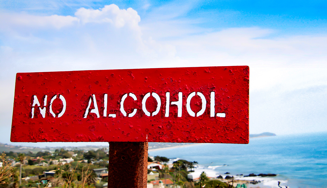 Un cartel de "No alcohol" colocado en un parque de una playa estatal.