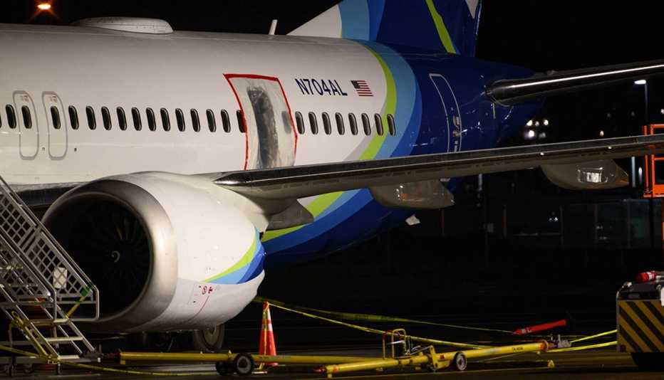 El avión Boeing 737 Max Nine de Alaska Airlines al que se le cayó una puerta durante el vuelo