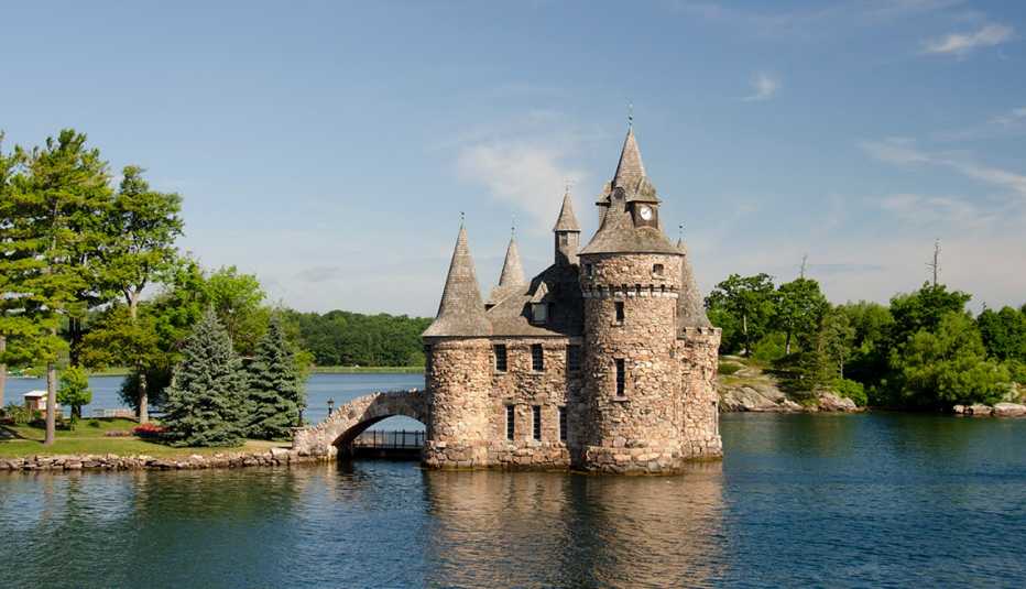 Castillo rodeado por el agua