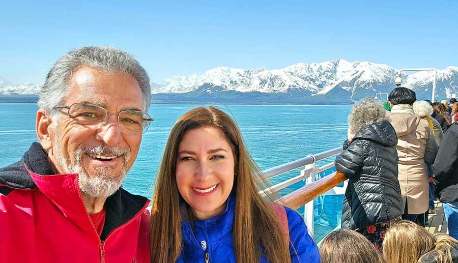 Howard Schildhouse y Jill Schildhouse sonríen a bordo del Majestic Princess en Alaska con el glaciar Hubbard al fondo.