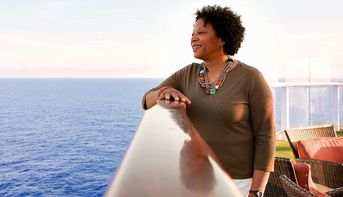 una mujer en un crucero mira el mar