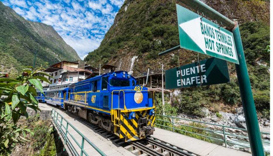 Perurail train in El Valle Sagrado, Captivating Peru: Inca Trails, Beaches and Gastronomy