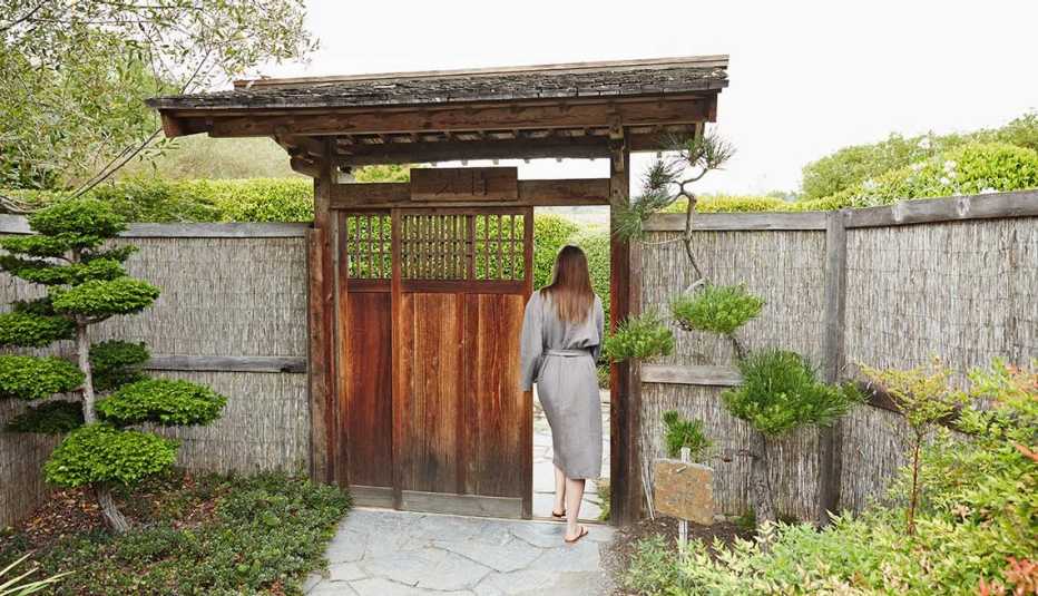 Mujer entrando a un un spa japonés