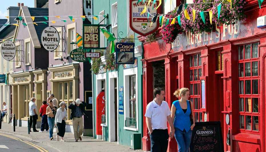 Personas caminando por una calle pintoresca en Dingle, Irlanda
