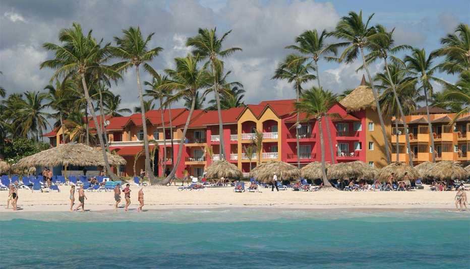 Personas en la playa del hotel Punta Cana Princess