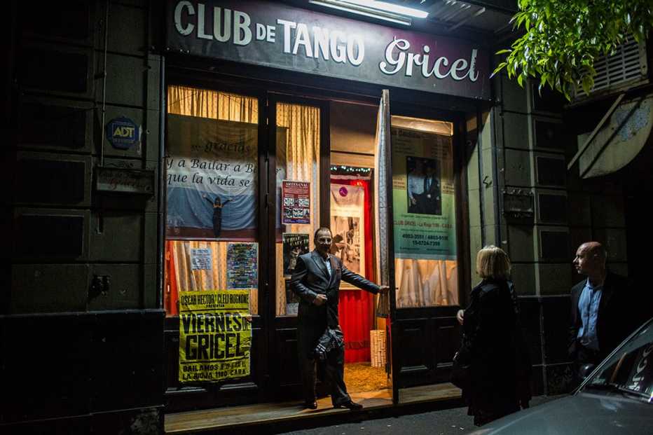 El grupo sale de un club de tango en Buenos Aires donde esa noche se presentó tango milonguero