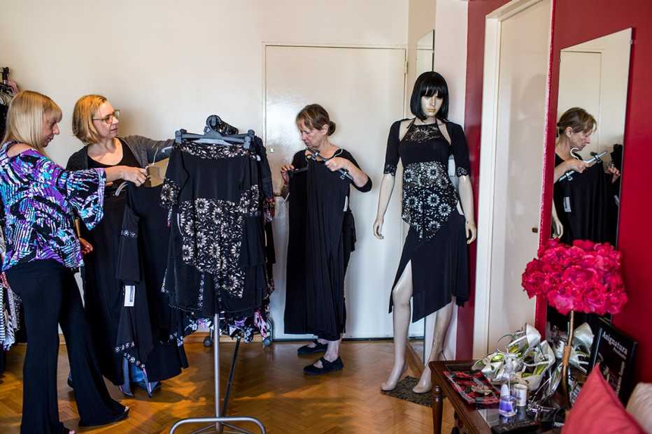 Ann Principe y Kathleen Currie compran ropa para bailar tango confeccionada por Silvia Diyarian en el hogar de Silvia en Buenos Aires