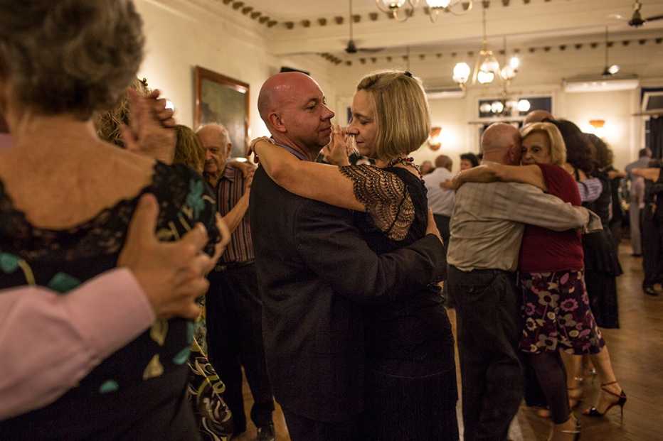 Ann y Phil Principe bailan en una milonga en Buenos Aires, Argentina