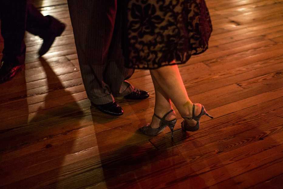 Kathleen Currie y Louis Bianco bailan en una milonga