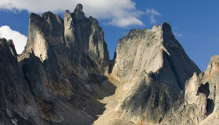 Montañas con picos muy altos en Yukon, Canada.