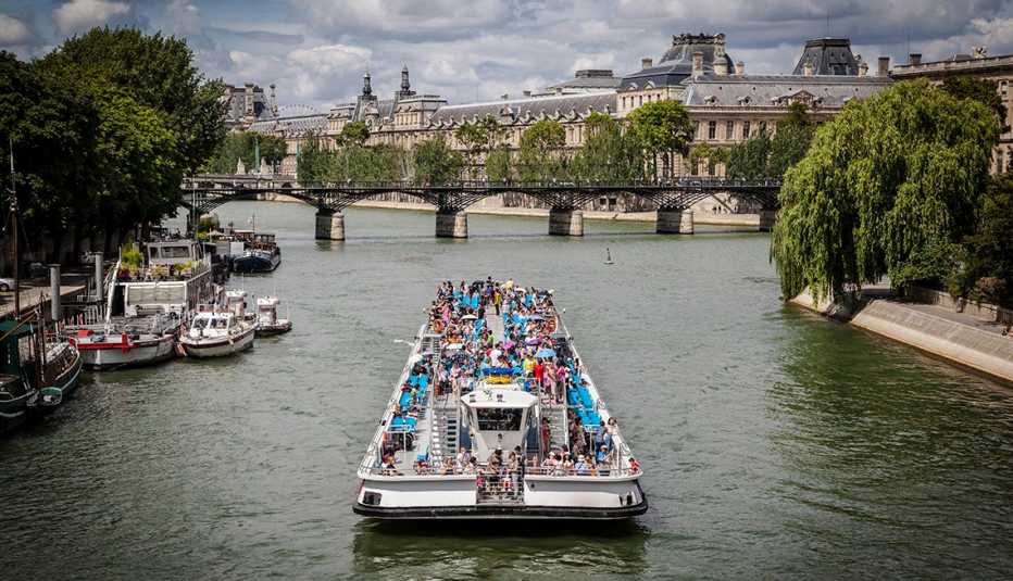 Barco turístico navega por el río Sena en París, Francia