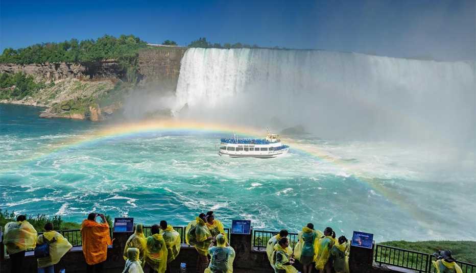 Turistas observan cómo cae el agua en las cataratas del Niágara