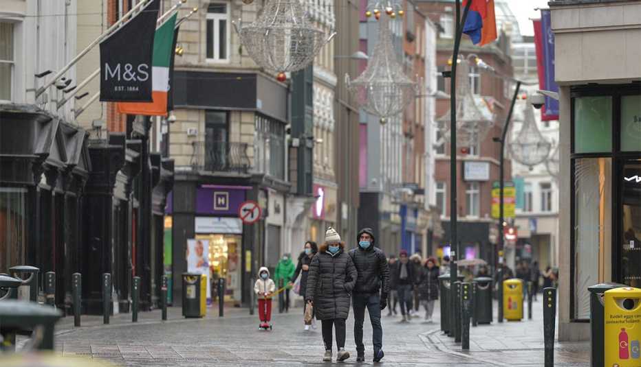 Personas caminan por Grafton Street en el centro de la ciudad de Dublín