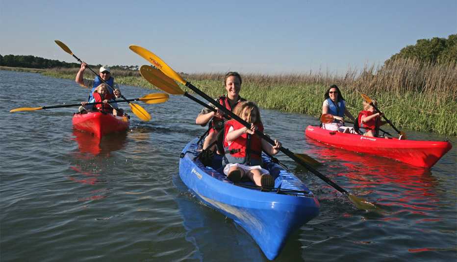 Una familia pasea en kayaks
