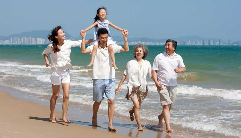 Familia camina por la playa
