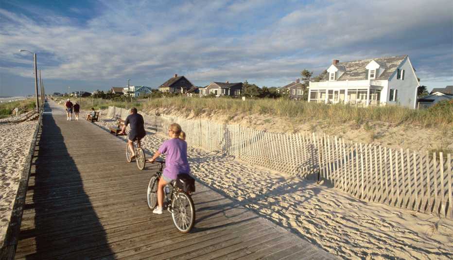 Dos ciclistas por el paseo marítimo en Rehoboth Beach, Delaware