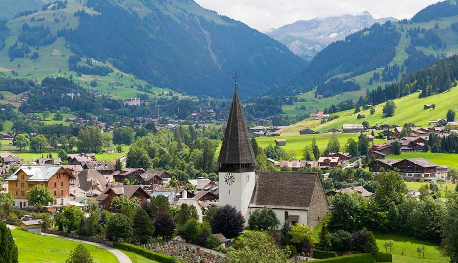 Pueblo en el cantón de Bern Saanen, Suiza
