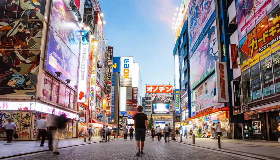 Hombre Akihabara, una calle con letreros de neón