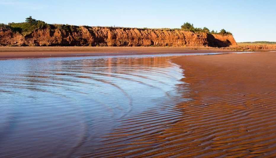 Una playa de arena roja en la isla del Príncipe Eduardo en Canadá