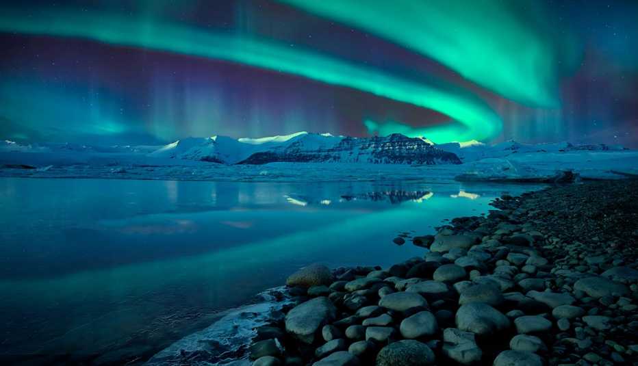 La aurora boreal sobre la laguna glaciar Jokulsarlon en Islandia