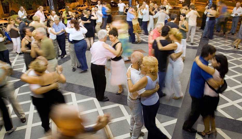 Personas bailando tango