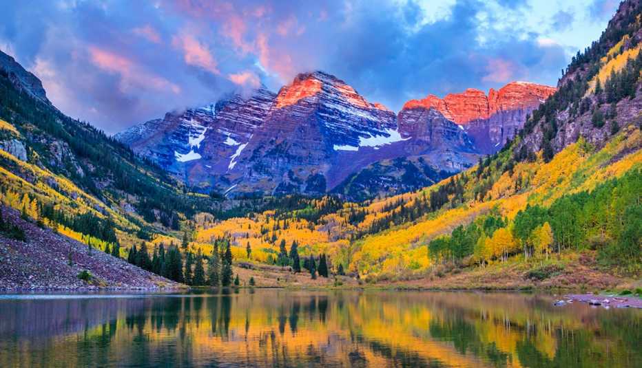 Lago rodeado por una montaña multicolor