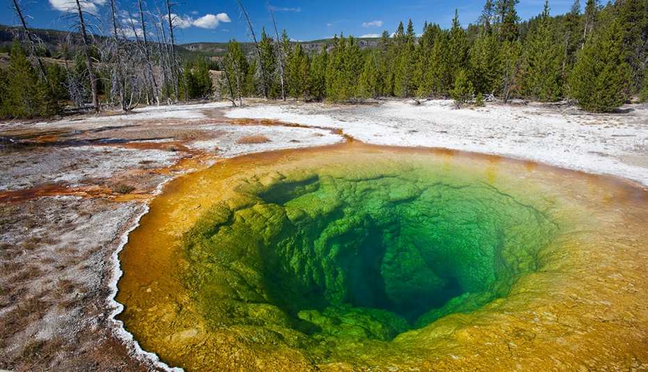 Formaciones rocosas y colorida piscina en Morning Glory Hole en el Parque Nacional de Yellowstone