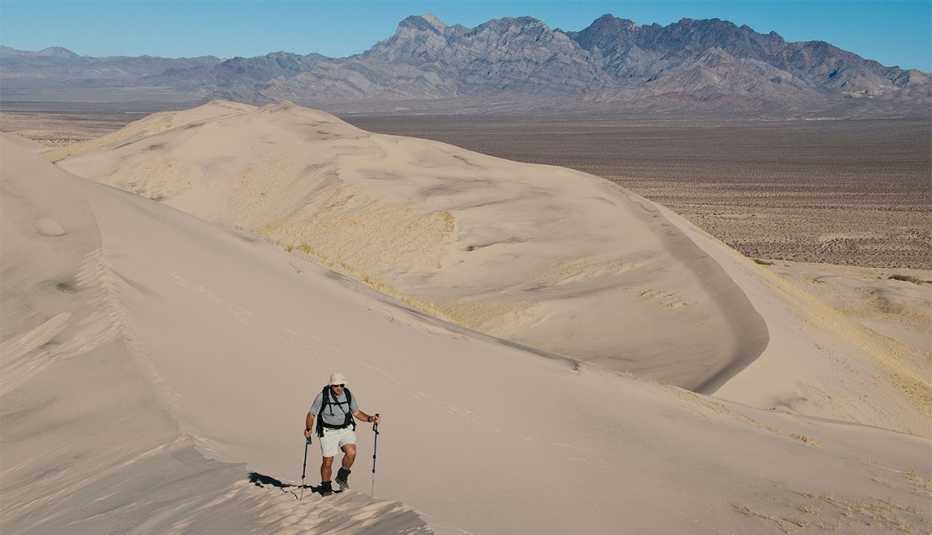 Excursionista camina por el desierto