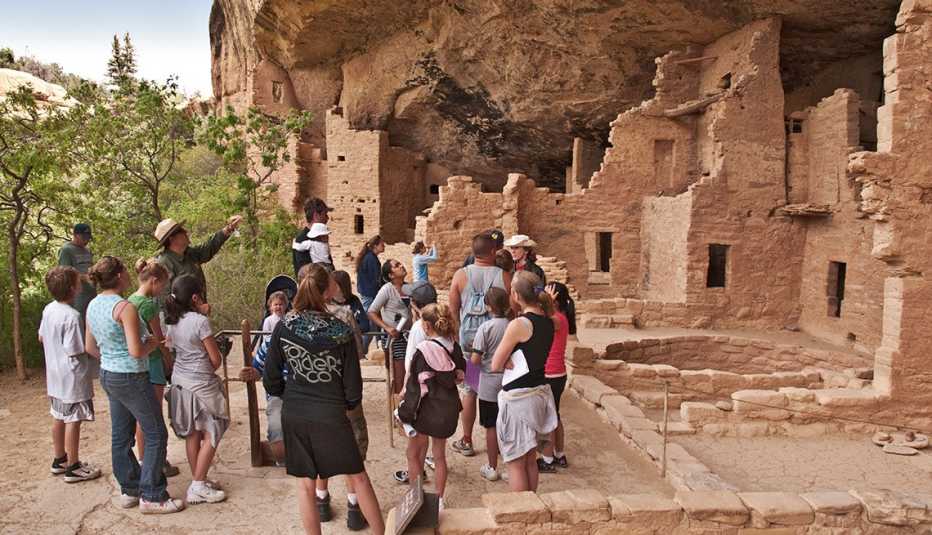 Guía turístico con un grupo de personas muestra algunos artefactos en el Parque Nacional Mesa Verde.