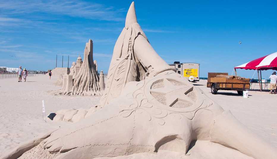 Escultura de arena en la playa
