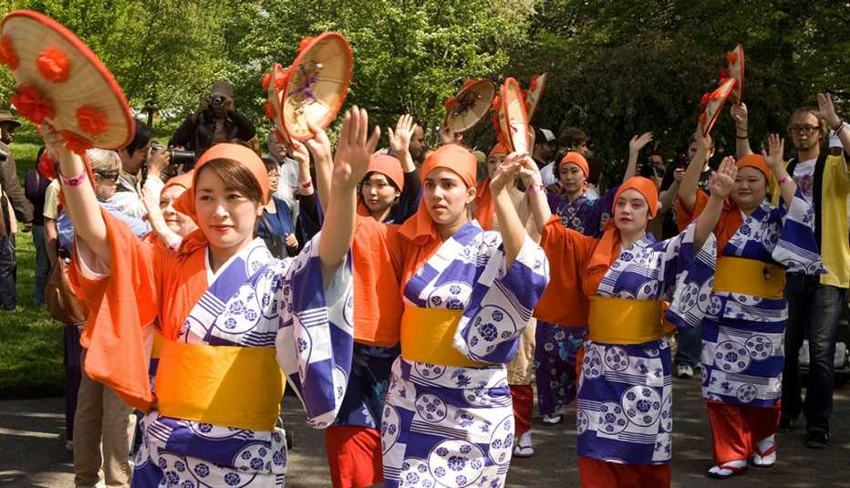 Bailarines en el festival Sakura Matsuri Cherry Blossom en Brooklyn