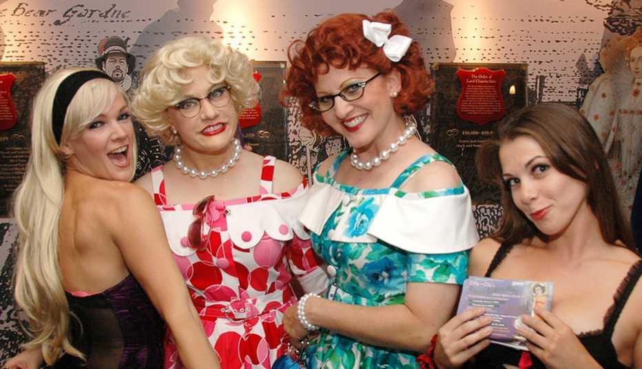 Cuatro mujeres sonríen en el Orlando Fringe Festival 