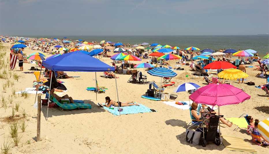 Personas disfrutando de un día en la playa en Cape Henlopen State Park, en Delaware.