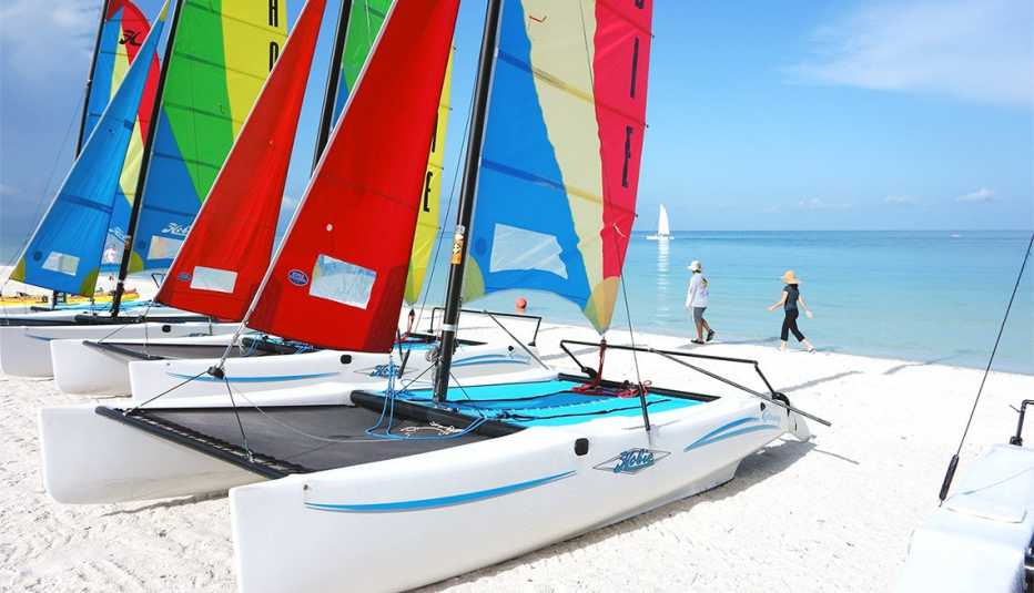 Catamarán en la playa de Marco Island, Florida