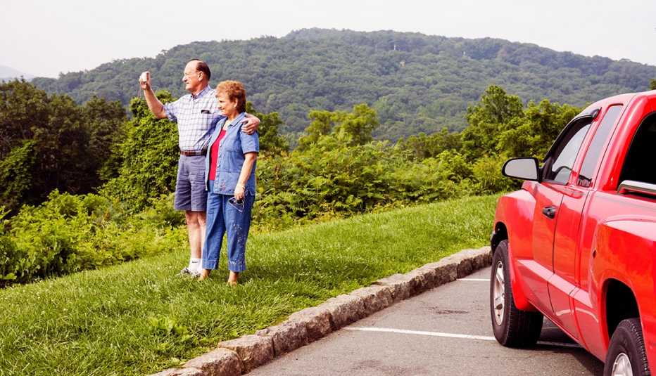 Una pareja de adultos mayores observan las montañas en Virginia.