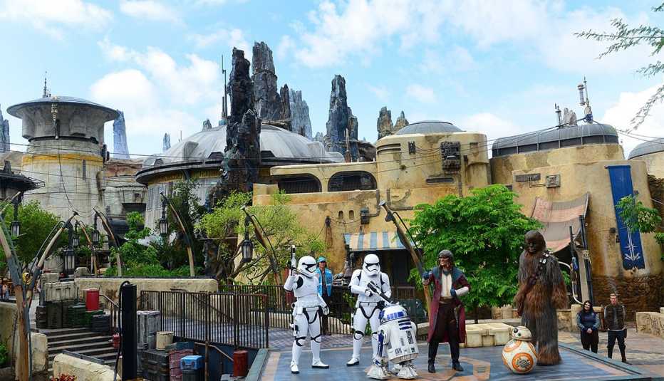 Los personajes de Star Wars R2-D2, Hondo Ohnaka, BB-2 y Chewbacca en Orlando, Florida