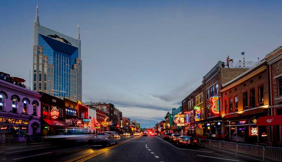 Broadway Street en el centro de Nashville, Tennessee