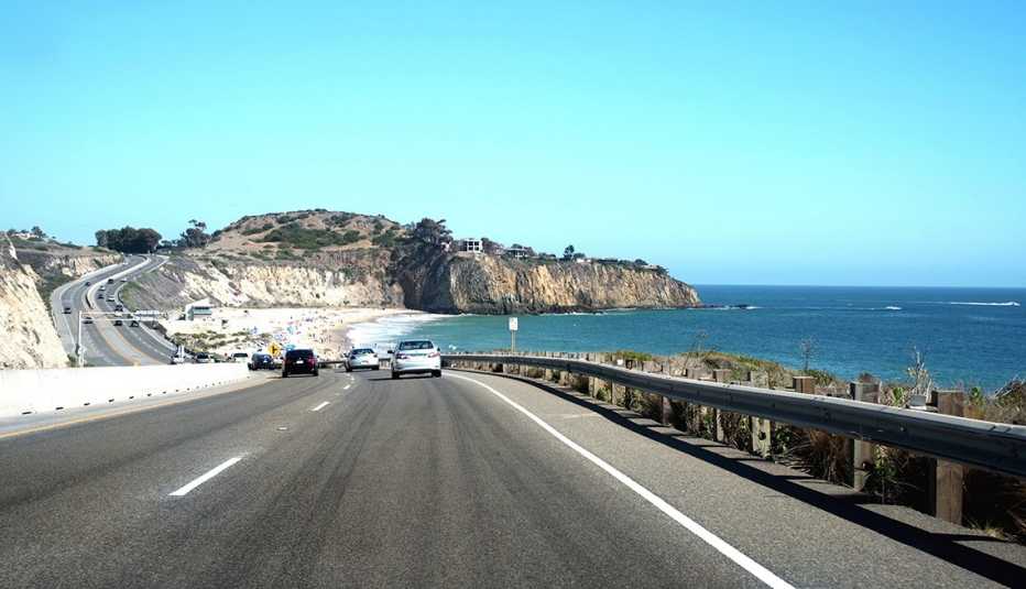 Carros transitan por la Autopista Pacific Coast de California