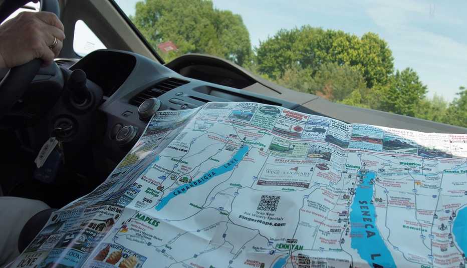 Mujer usa un mapa mientras viaja en el área de Finger Lakes 