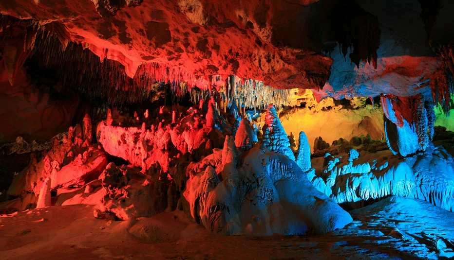 Una cueva en Florida iluminada con colores rojo, azul, naranja y verde