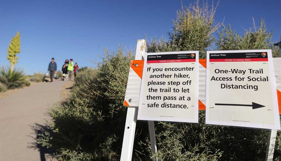 Letrero de advertencia por la pandemia de COVID en el Parque Nacional Joshua Tree