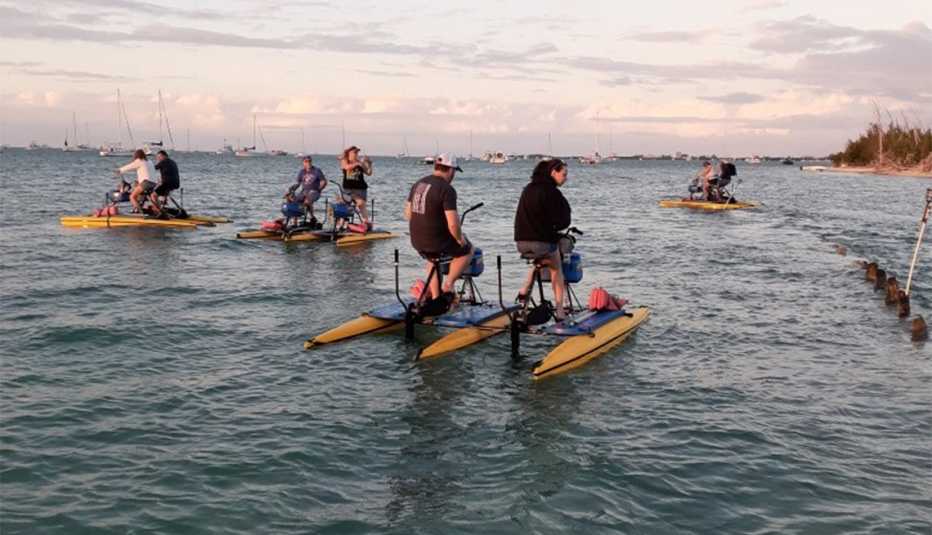 Personas usando bicicletas acuáticas en el mar de Key West