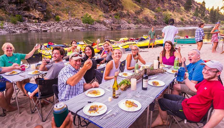 Grupo de viajeros comiendo salmón