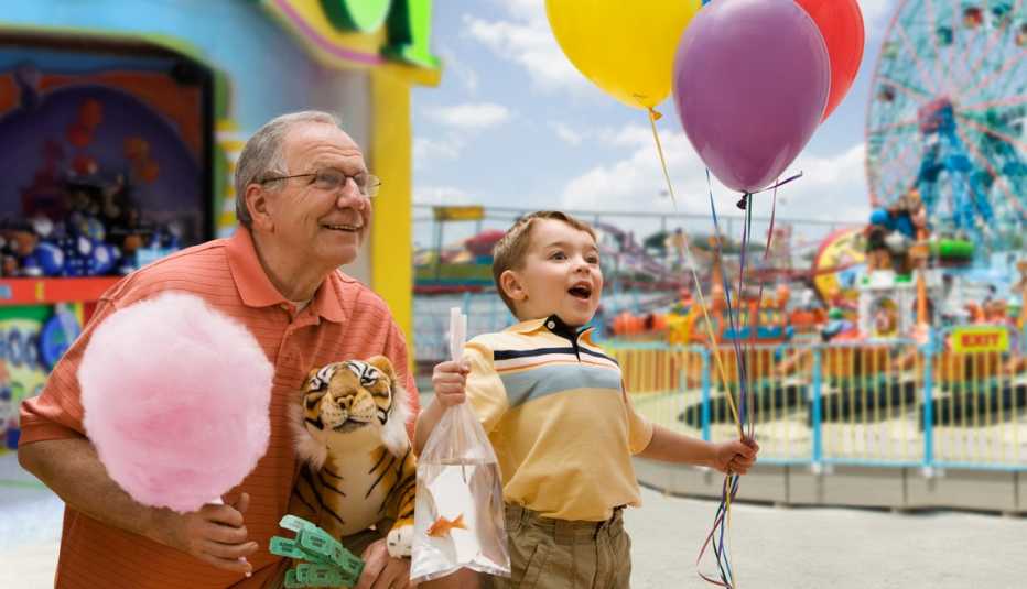Abuelo con su nieto en un parque de diversiones