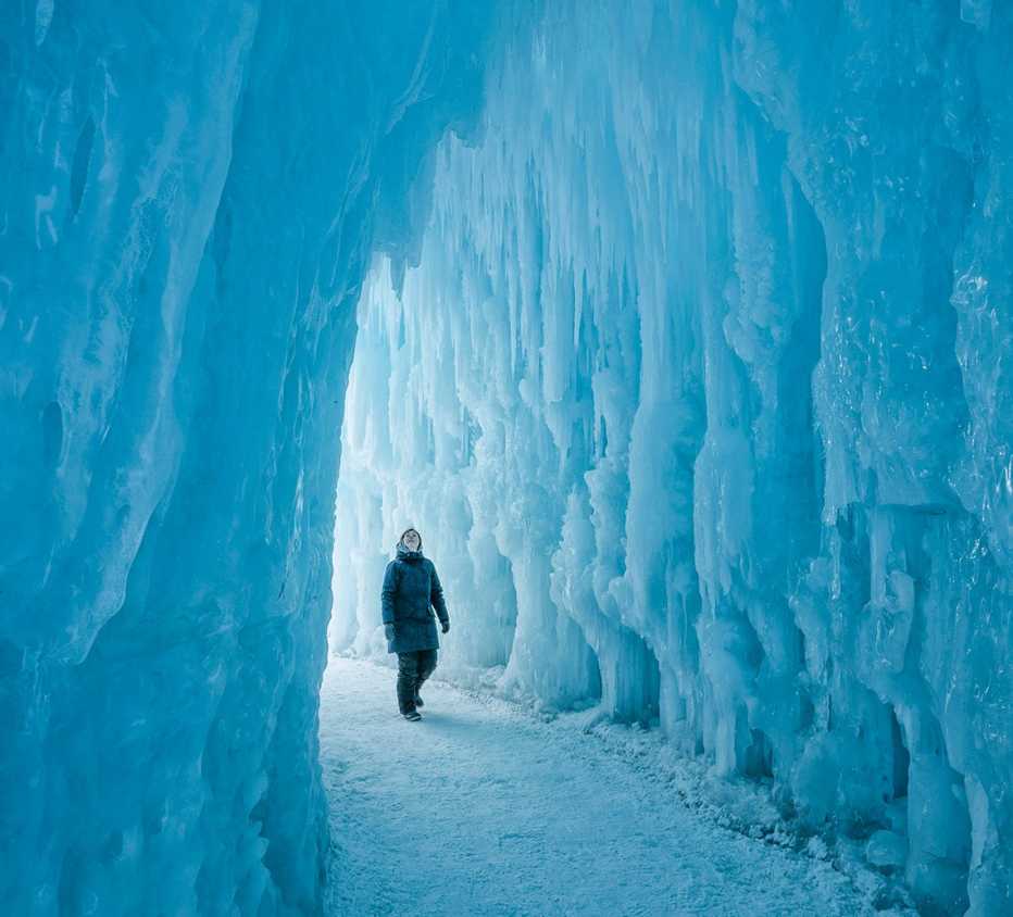 Mujer camina entre un tunel de hielo