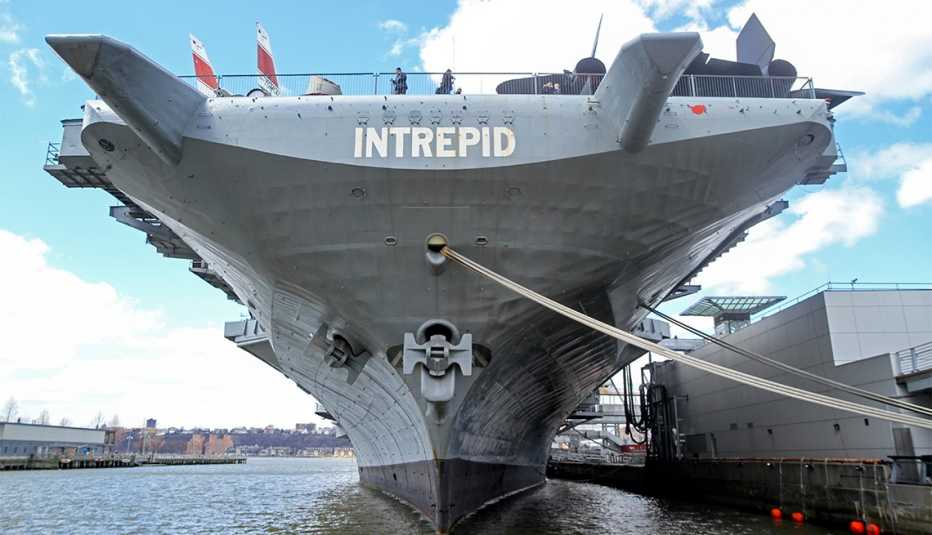 El portaaviones USS Intrepid, en Manhattan, Nueva York