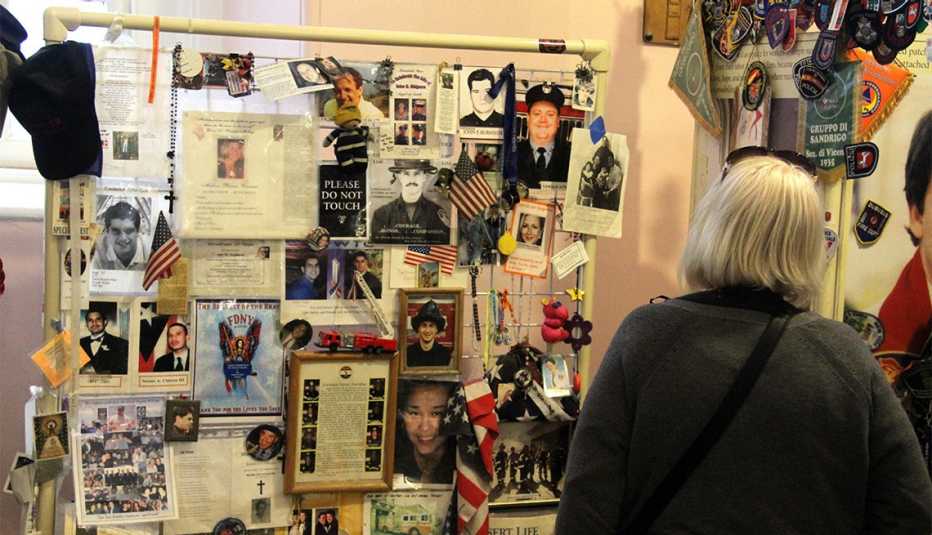 Mujer observa una muestra en un museo en memoria de las víctimas de los ataques terroristas del 11 de septiembre 