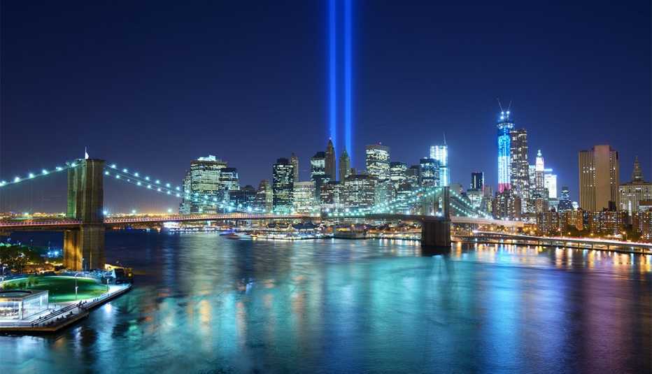 Homenaje con luz en el centro de la ciudad de Nueva York recuerda a las víctimas de los ataques terroristas del 11 de septiembre