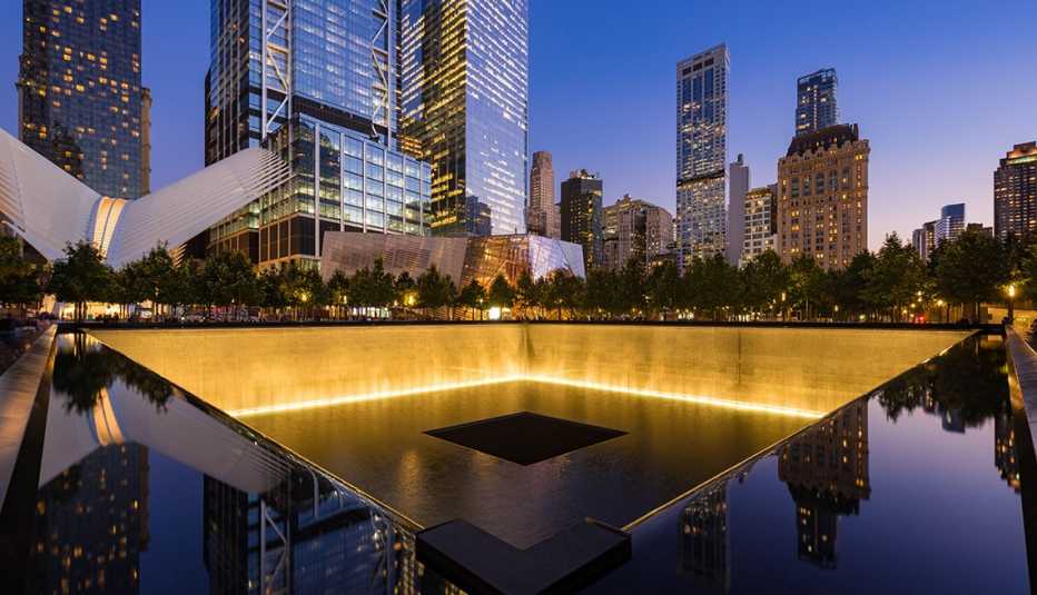 Piscina iluminada en el memorial del World trade Center