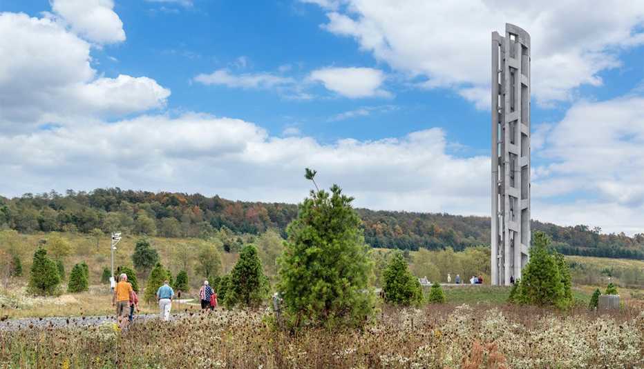 Personas caminan junto a la Torre de las Voces en el Monumento Nacional del Vuelo 93